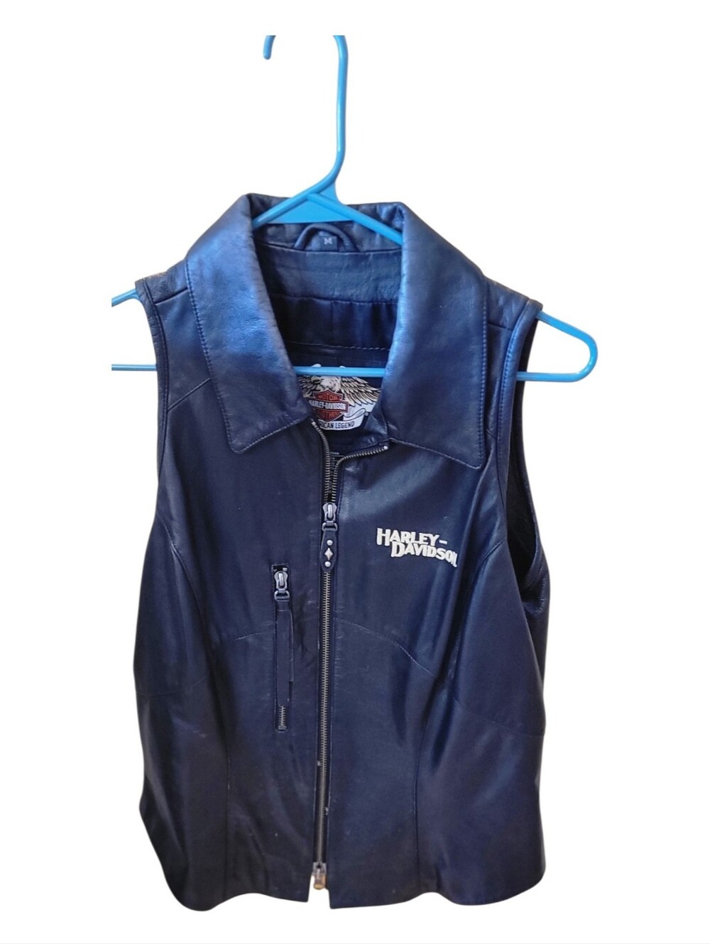 This vintage black leather Harley-Davidson vest features a classic zip-front